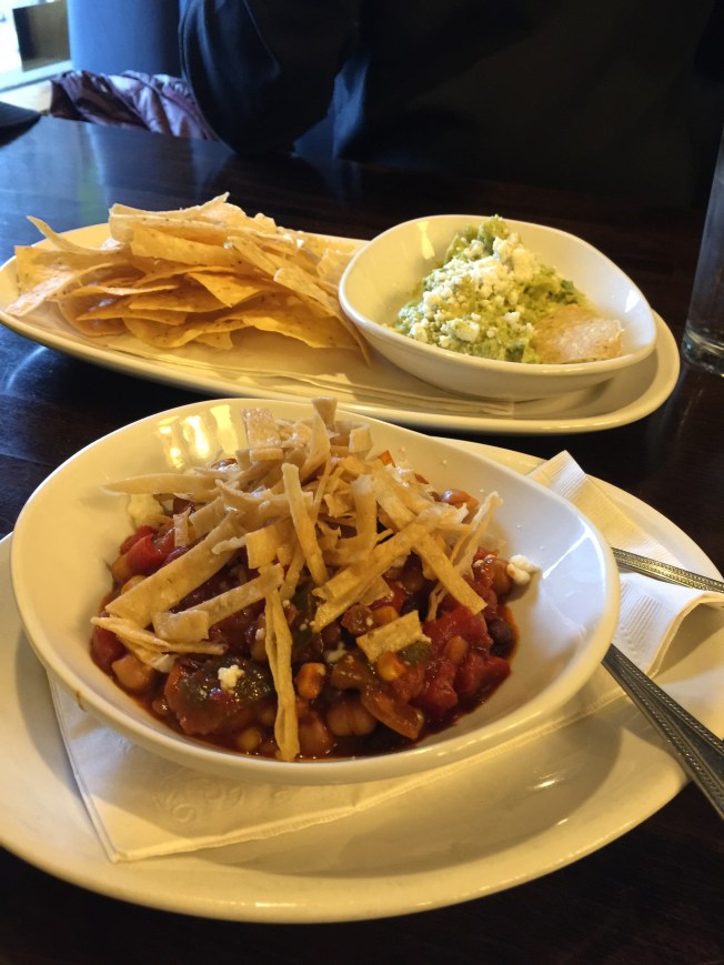 Chili & guacamole with chips